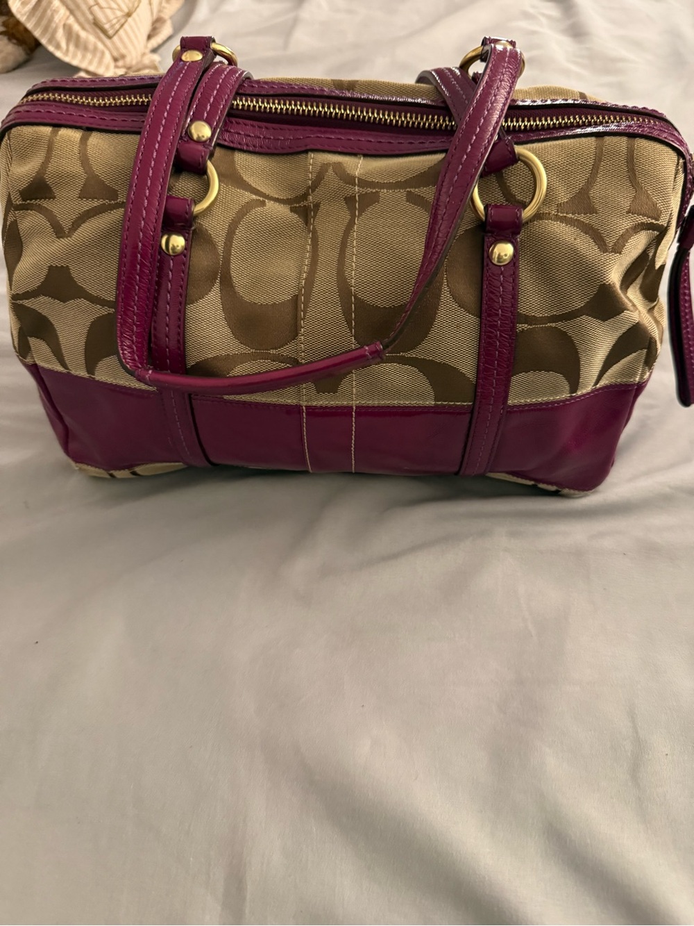 Coach Beige Shoulder Bag with Plum Interior with matching wallet - Picture 2 of 15